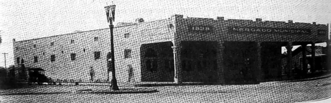 Fachada del Mercado Municipal en 1928, con el letrero MERCADO MUNICIPAL y portales a la calle
